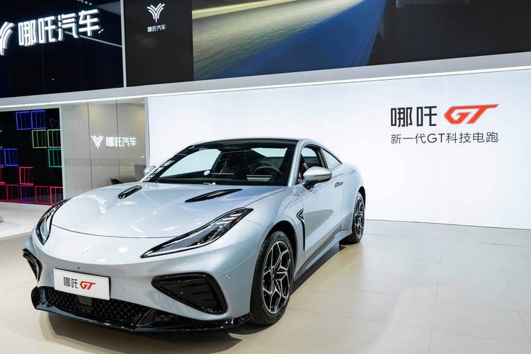 重庆179哪吒汽车在智能汽车领域的表现，领途汽车在新能源汽车市场中的影响力